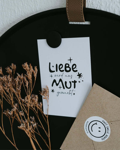 Postkarte mit Spruch und motiv Liebe und Mut in schwarz weiss