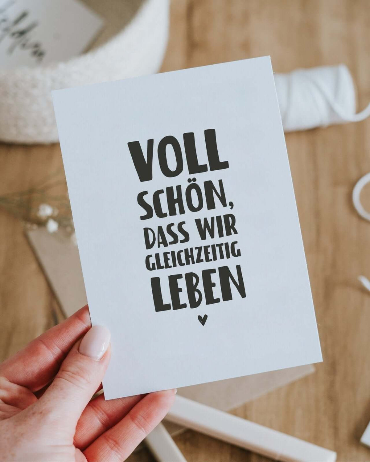 Postkarte mit Spruch und motiv Gleichzeitig leben in schwarz weiss