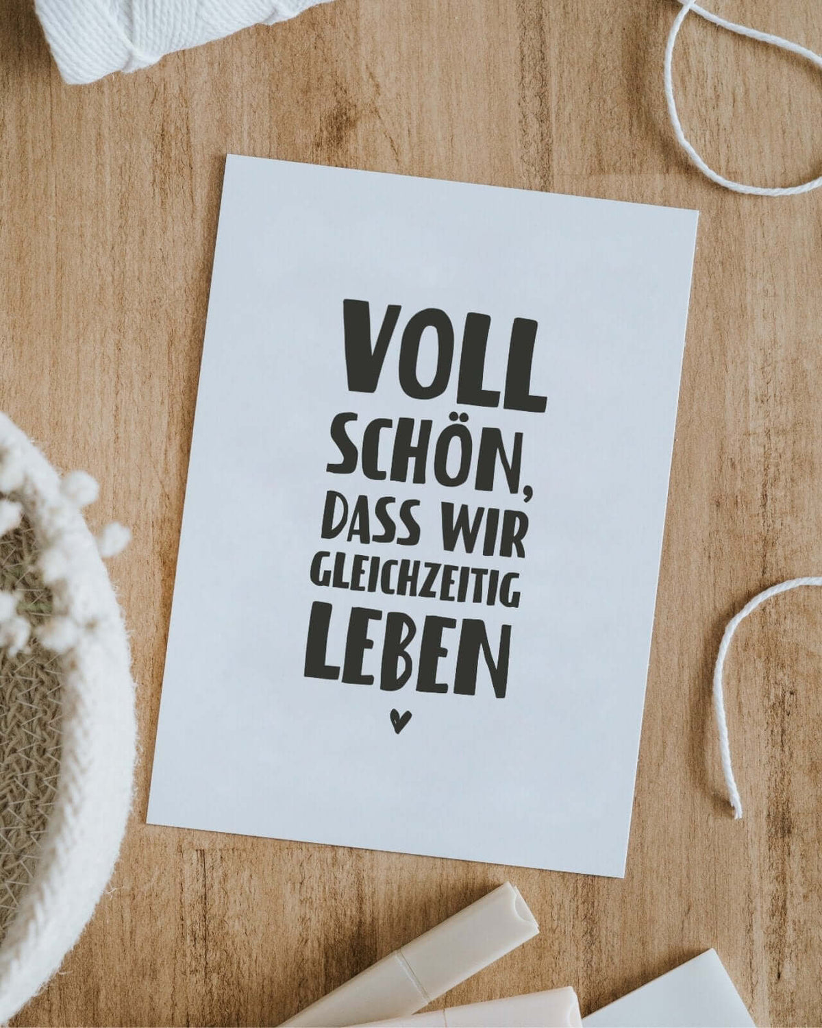 Postkarte mit Spruch und motiv Gleichzeitig leben in schwarz weiss