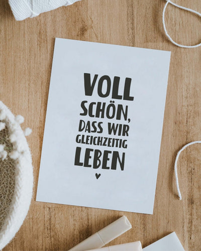 Postkarte mit Spruch und motiv Gleichzeitig leben in schwarz weiss
