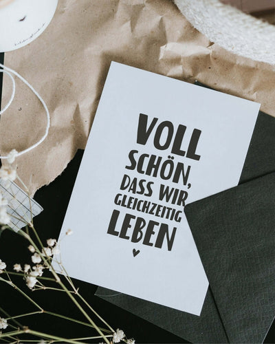 Postkarte mit Spruch und motiv Gleichzeitig leben in schwarz weiss