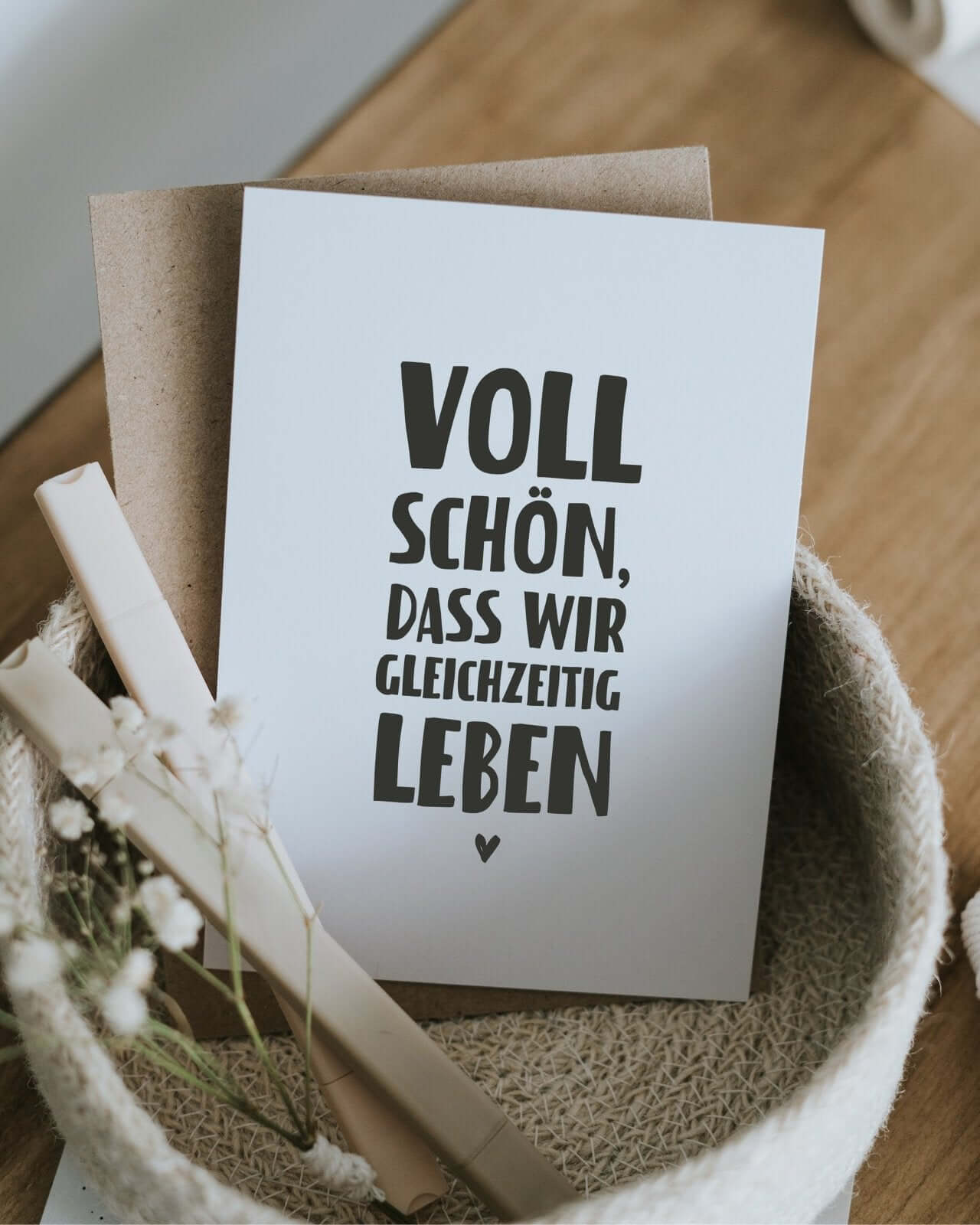 Postkarte mit Spruch und motiv Gleichzeitig leben in schwarz weiss