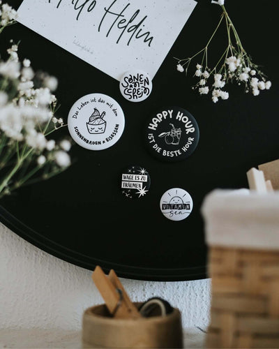 Magnete mit Spruch oder Motiv Happy Hour · groß in schwarz weiss