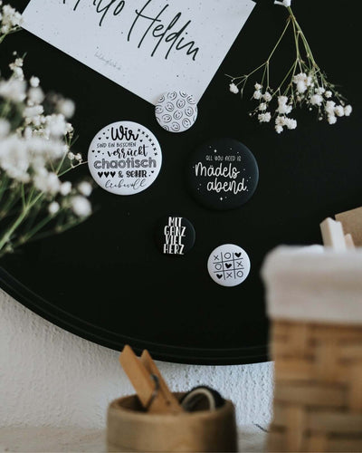 Magnete mit Spruch oder Motiv Verrückt chaotisch liebevoll · groß in schwarz weiss