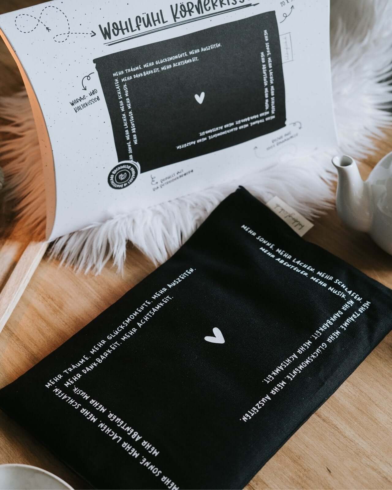 Wärmekissen, Körnerkissen mit Spruch oder Motiv Mehr Träume in schwarz weiss