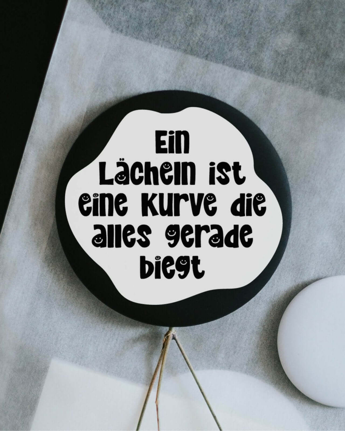 Magnete mit Spruch oder Motiv Lächeln ist eine Kurve · groß in schwarz weiss