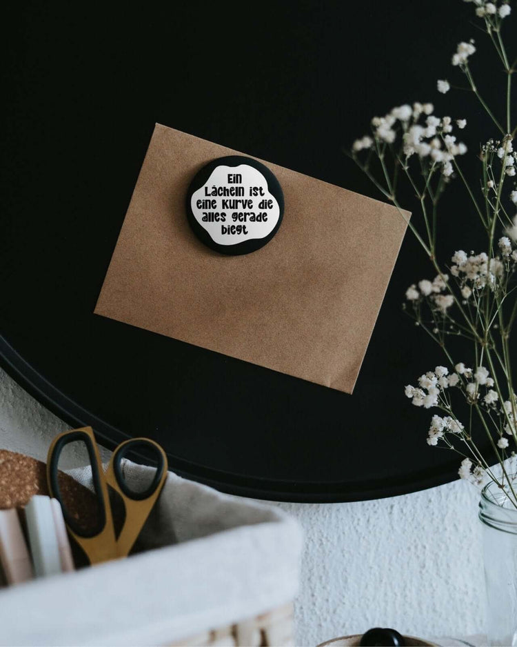 Magnete mit Spruch oder Motiv Lächeln ist eine Kurve · groß in schwarz weiss