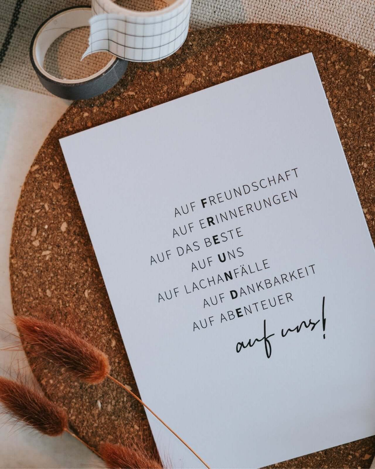 Postkarte mit Spruch und motiv Auf uns in schwarz weiss