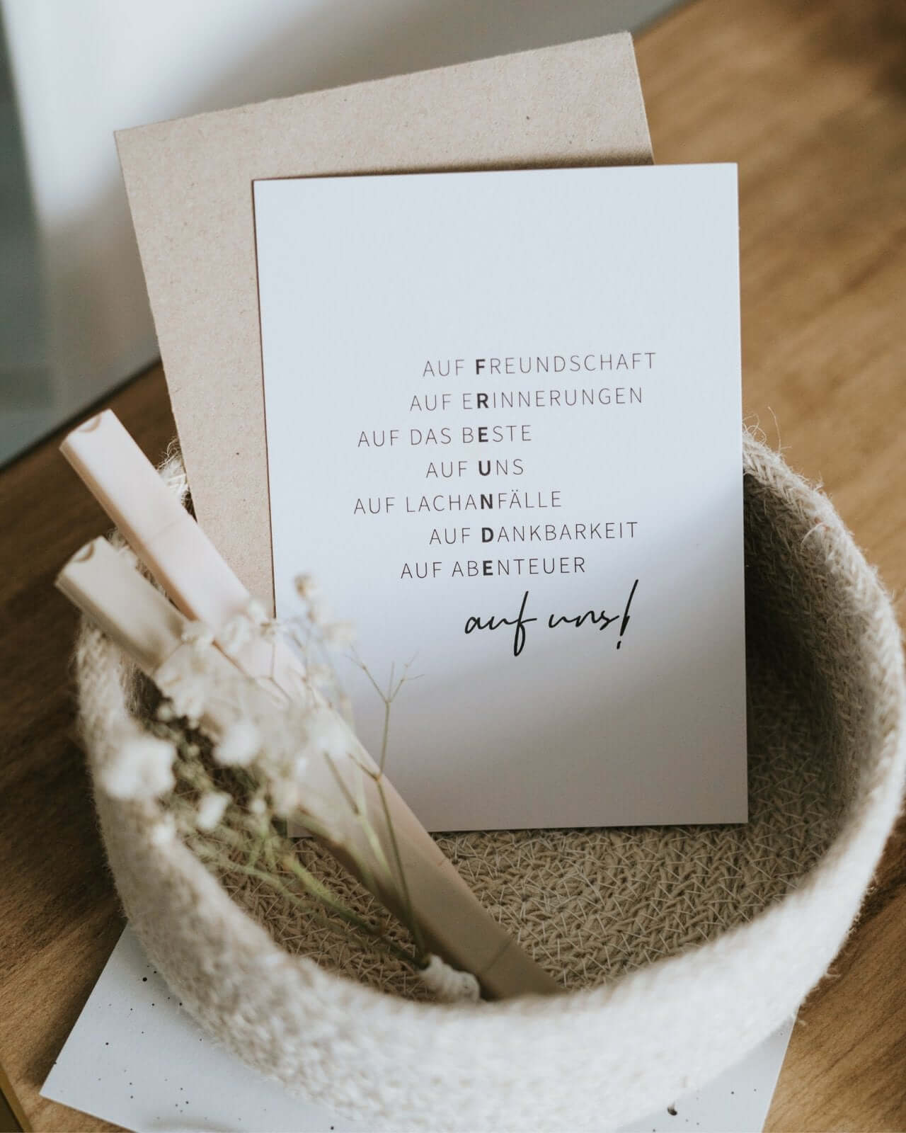 Postkarte mit Spruch und motiv Auf uns in schwarz weiss