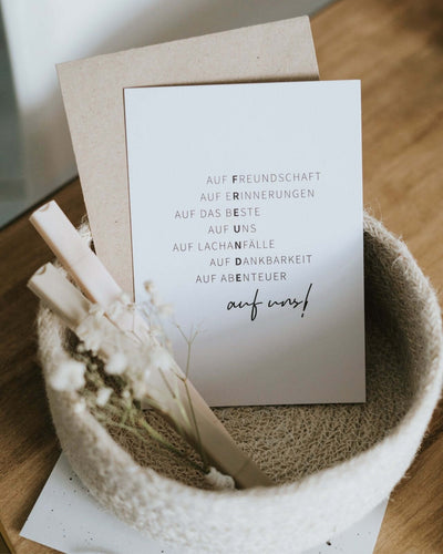 Postkarte mit Spruch und motiv Auf uns in schwarz weiss