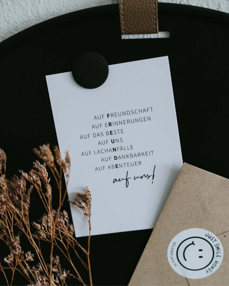 Postkarte mit Spruch und motiv Auf uns in schwarz weiss