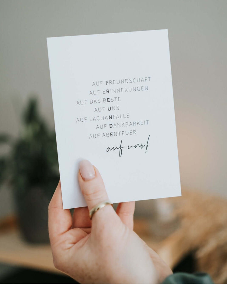 Postkarte mit Spruch und motiv Auf uns in schwarz weiss