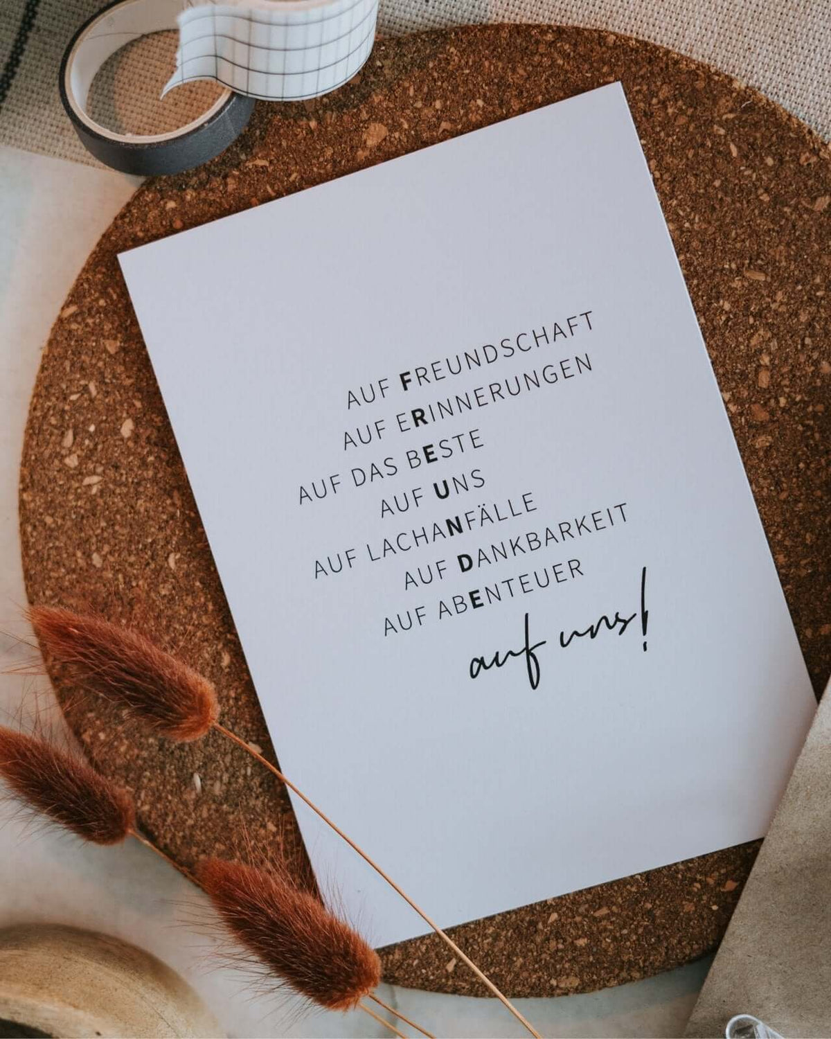 Postkarte mit Spruch und motiv Auf uns in schwarz weiss
