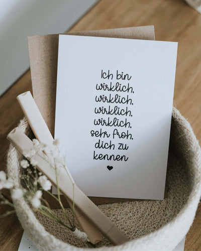 Postkarte mit Spruch und motiv Wirklich froh in schwarz weiss