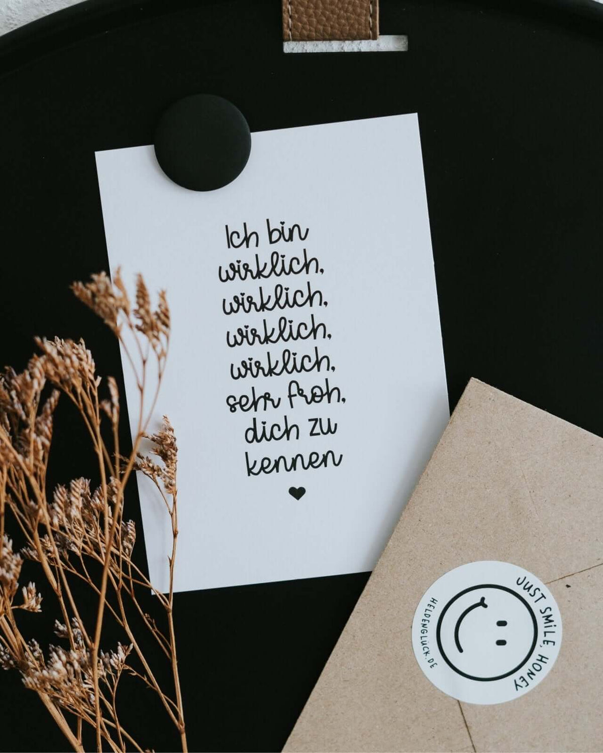 Postkarte mit Spruch und motiv Wirklich froh in schwarz weiss