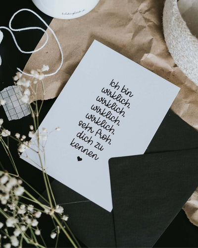 Postkarte mit Spruch und motiv Wirklich froh in schwarz weiss