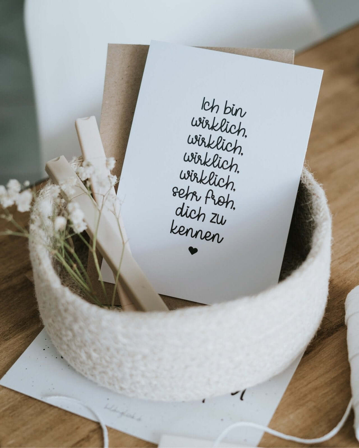Postkarte mit Spruch und motiv Wirklich froh in schwarz weiss