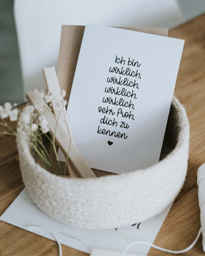 Postkarte mit Spruch und motiv Wirklich froh in schwarz weiss