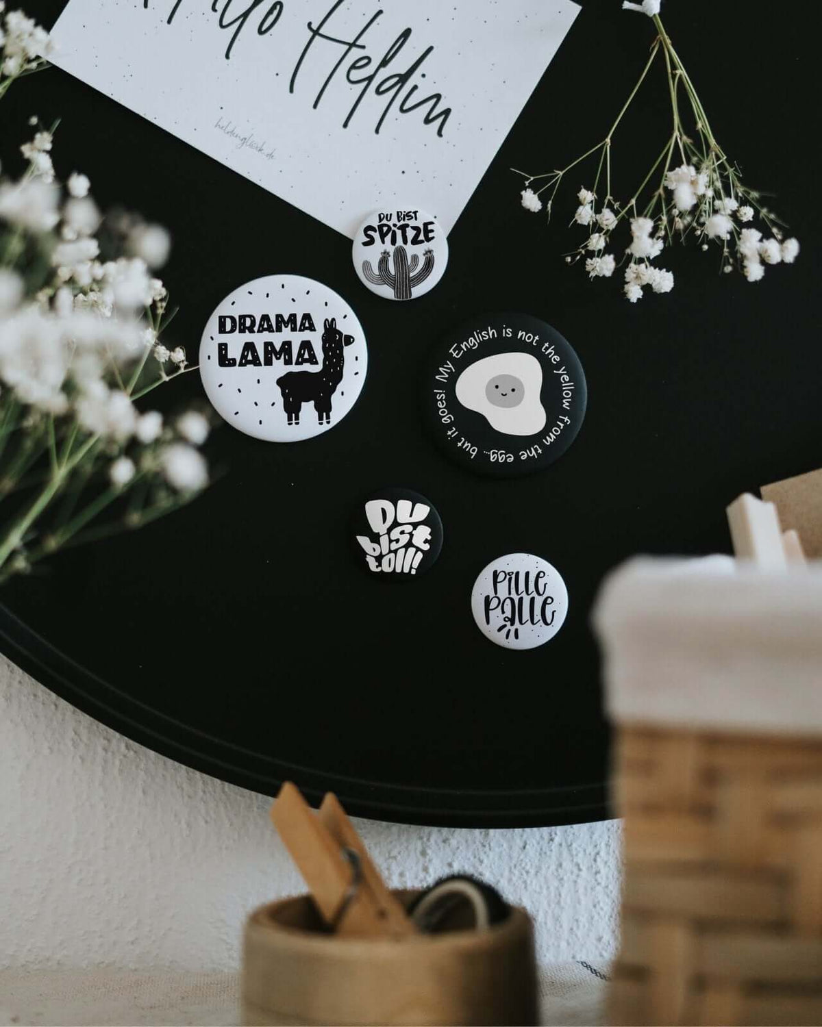 Magnete mit Spruch oder Motiv Dramalama · groß in schwarz weiss
