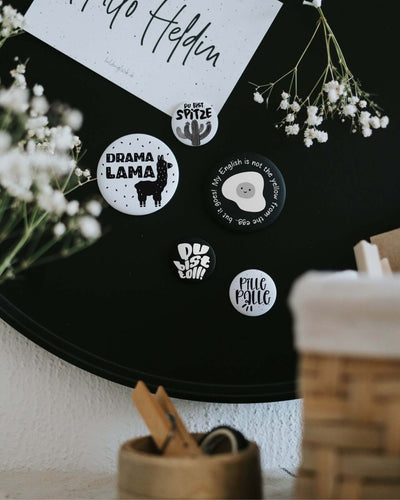 Magnete mit Spruch oder Motiv Dramalama · groß in schwarz weiss