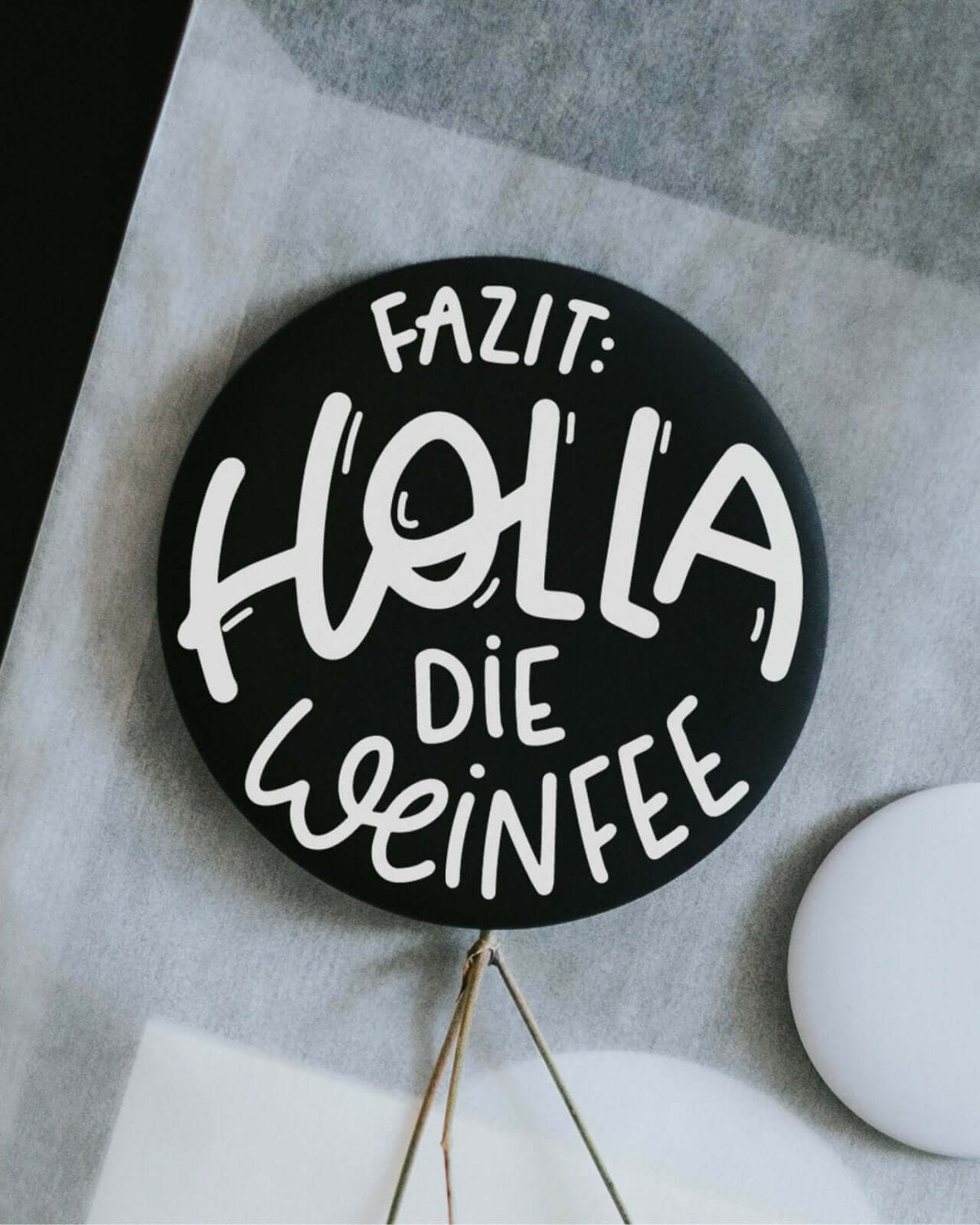 Magnete mit Spruch oder Motiv Holla die Weinfee · groß in schwarz weiss