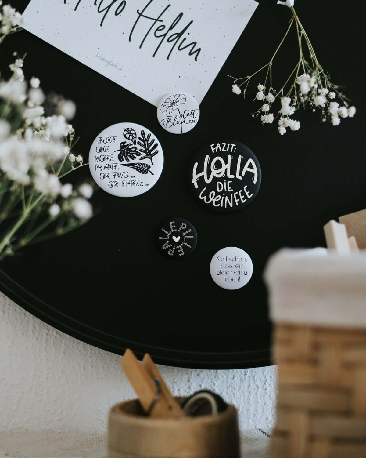 Magnete mit Spruch oder Motiv Holla die Weinfee · groß in schwarz weiss