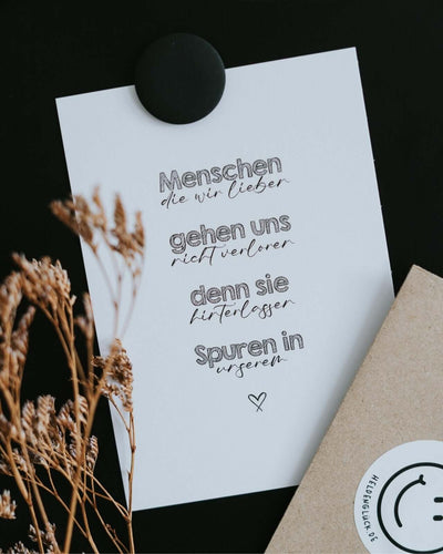 Postkarte mit Spruch und motiv Spuren im Herzen in schwarz weiss