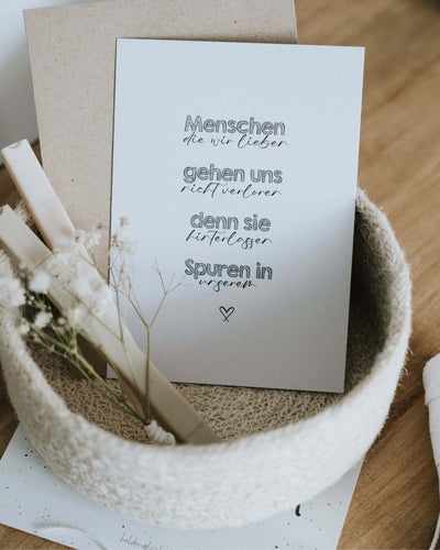 Postkarte mit Spruch und motiv Spuren im Herzen in schwarz weiss