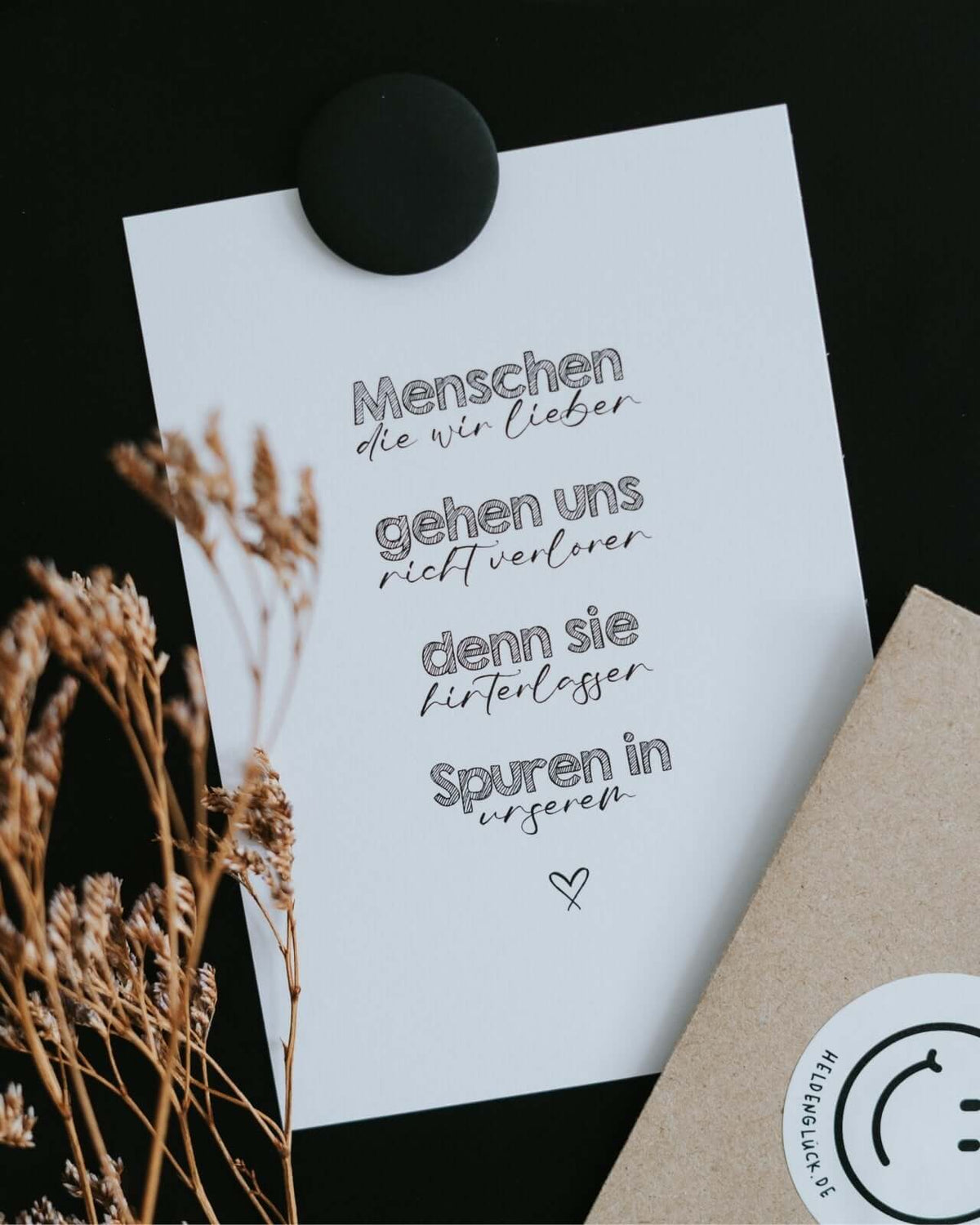 Postkarte mit Spruch und motiv Spuren im Herzen in schwarz weiss