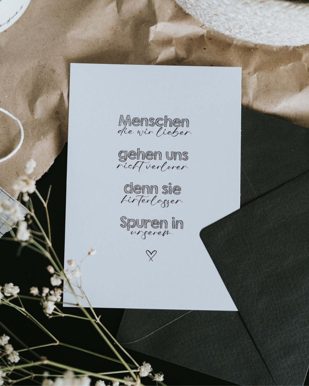 Postkarte mit Spruch und motiv Spuren im Herzen in schwarz weiss