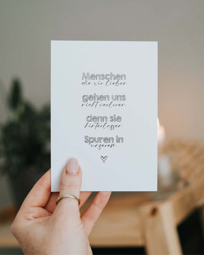 Postkarte mit Spruch und motiv Spuren im Herzen in schwarz weiss