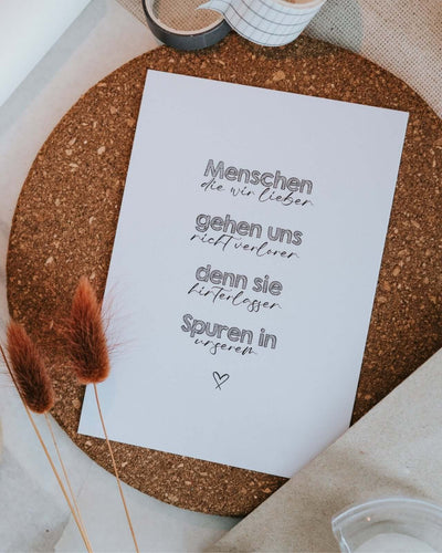 Postkarte mit Spruch und motiv Spuren im Herzen in schwarz weiss