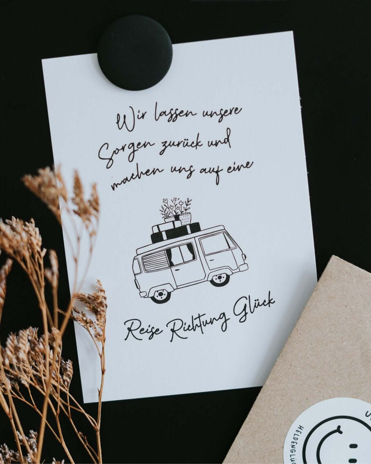 Postkarte mit Spruch und motiv Reise Richtung Glück in schwarz weiss