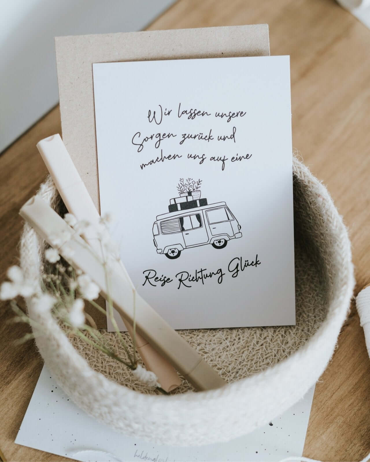 Postkarte mit Spruch und motiv Reise Richtung Glück in schwarz weiss