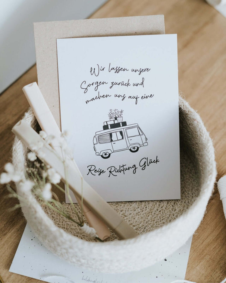 Postkarte mit Spruch und motiv Reise Richtung Glück in schwarz weiss
