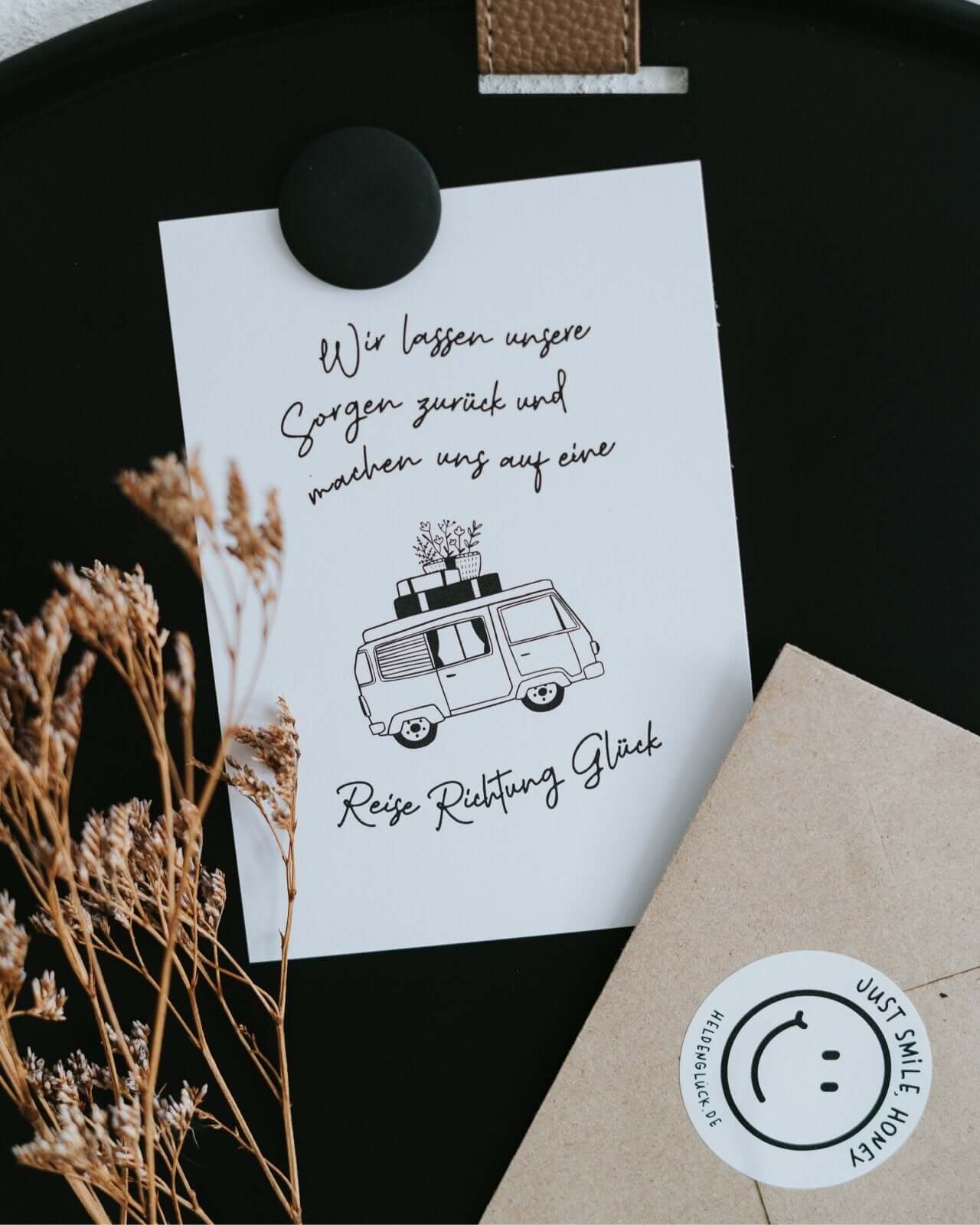 Postkarte mit Spruch und motiv Reise Richtung Glück in schwarz weiss