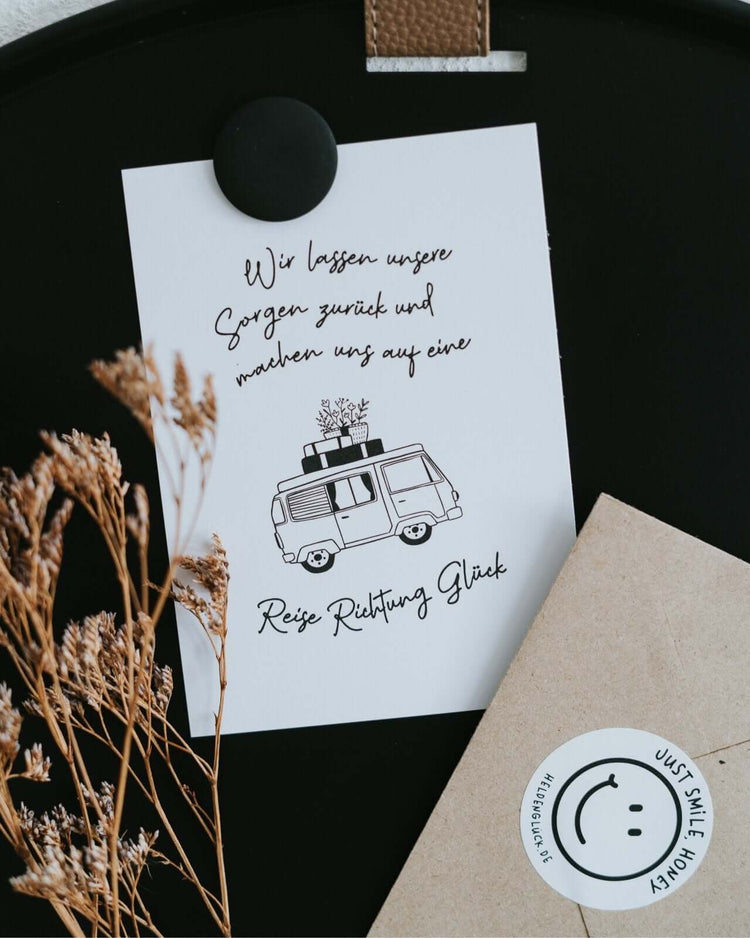 Postkarte mit Spruch und motiv Reise Richtung Glück in schwarz weiss