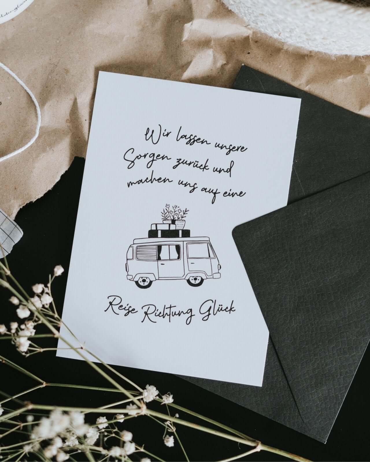 Postkarte mit Spruch und motiv Reise Richtung Glück in schwarz weiss