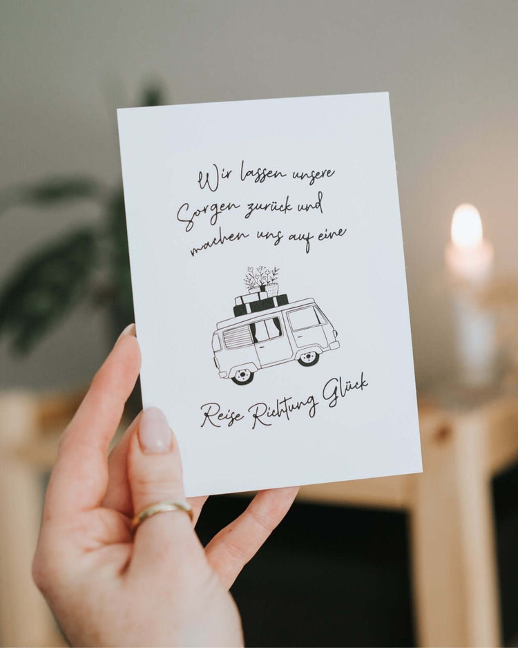 Postkarte mit Spruch und motiv Reise Richtung Glück in schwarz weiss