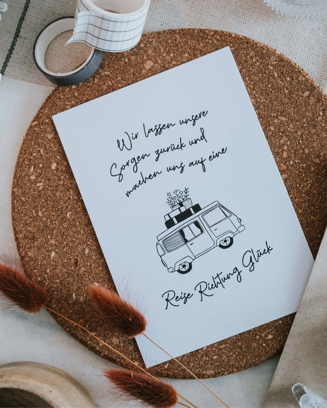Postkarte mit Spruch und motiv Reise Richtung Glück in schwarz weiss