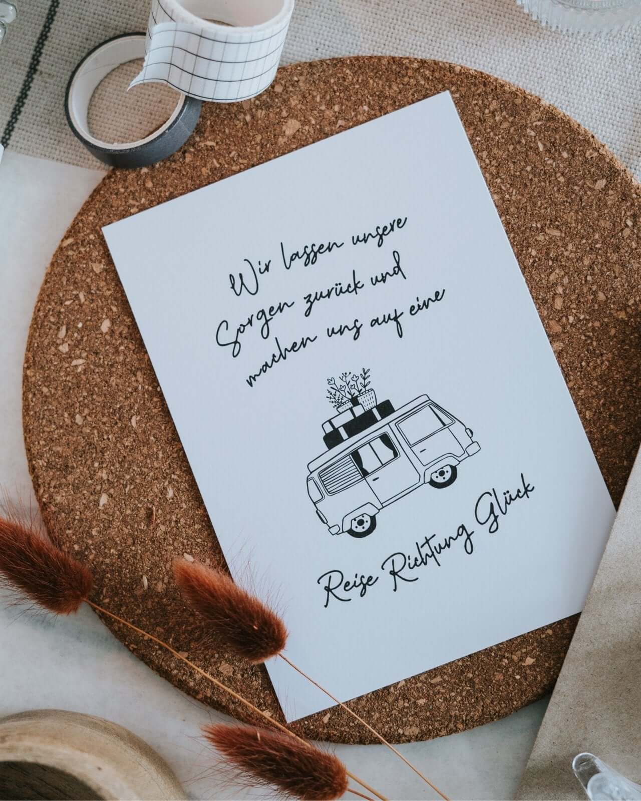Postkarte mit Spruch und motiv Reise Richtung Glück in schwarz weiss