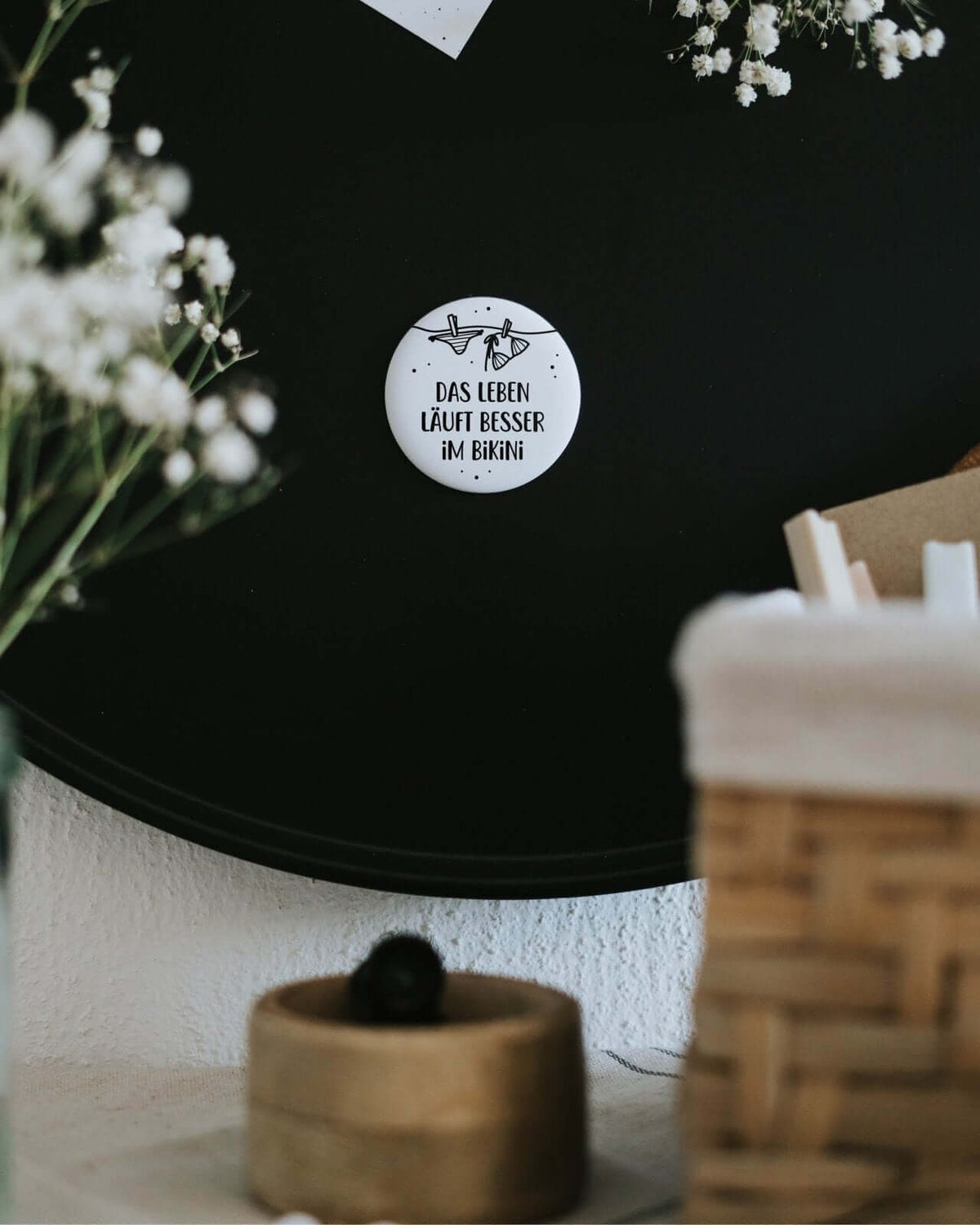 Magnete mit Spruch oder Motiv Leben im Bikini · groß in schwarz weiss