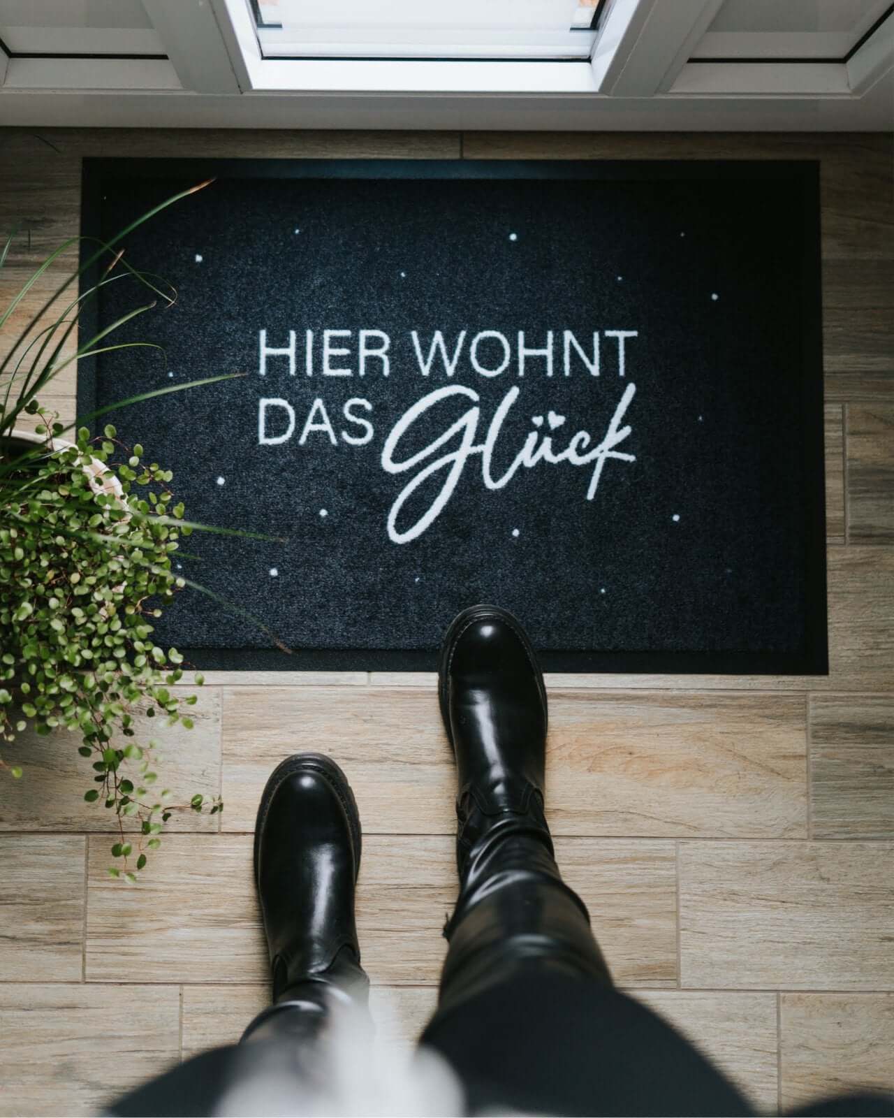Fussmatte mit Spruch oder Motiv Hier wohnt in schwarz weiss