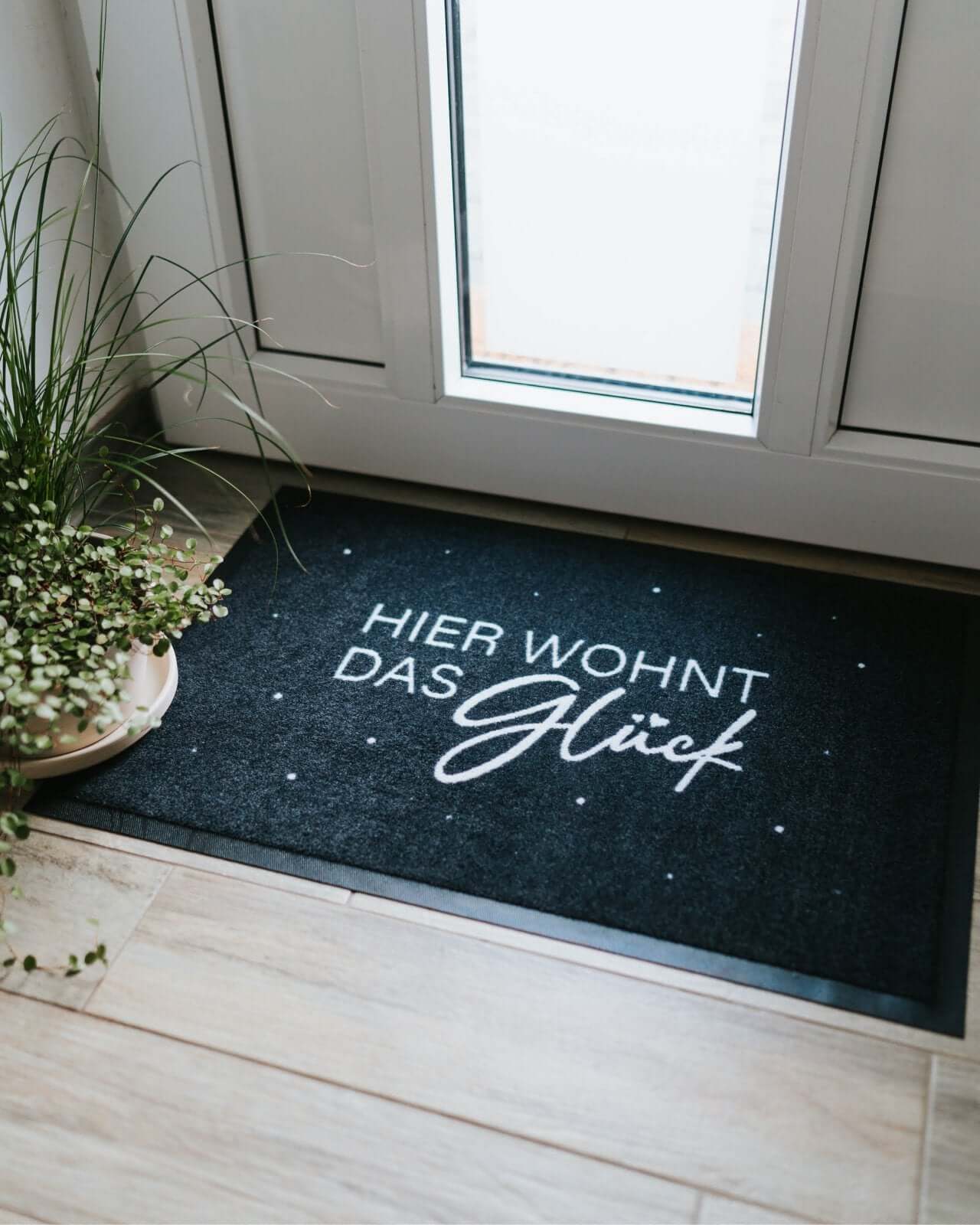 Fussmatte mit Spruch oder Motiv Hier wohnt in schwarz weiss
