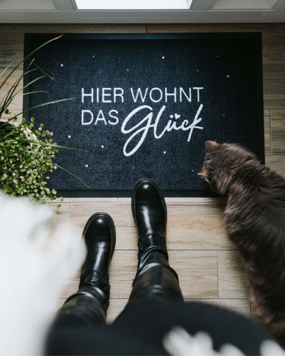 Fussmatte mit Spruch oder Motiv Hier wohnt in schwarz weiss