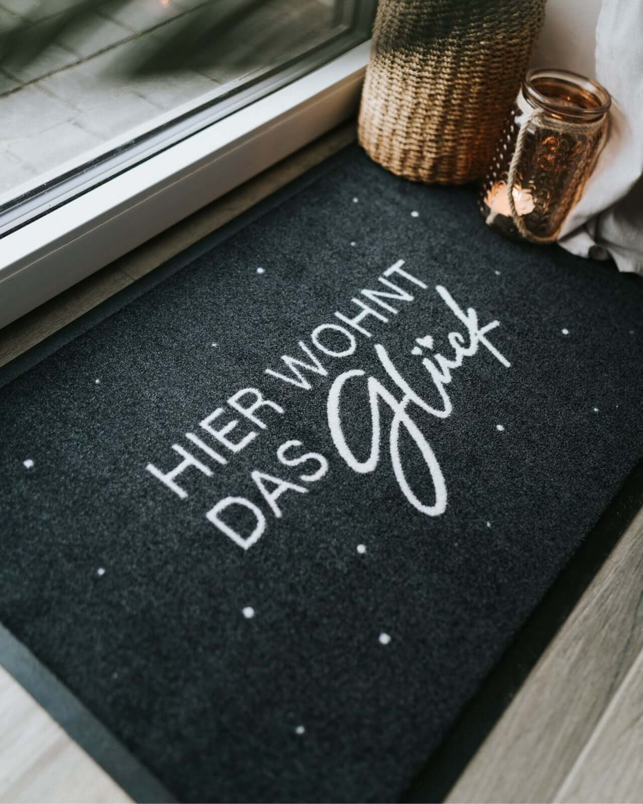 Fussmatte mit Spruch oder Motiv Hier wohnt in schwarz weiss