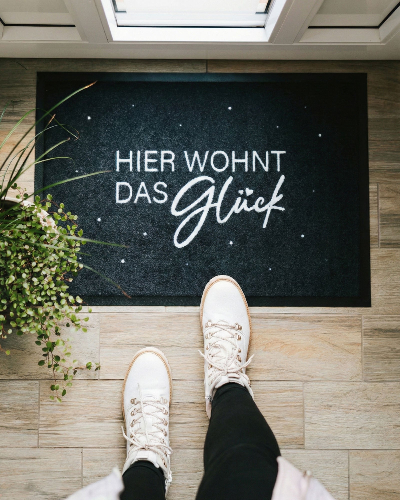 Fussmatte mit Spruch oder Motiv Hier wohnt in schwarz weiss