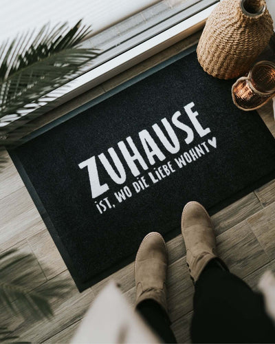 Fussmatte mit Spruch oder Motiv Zuhause in schwarz weiss