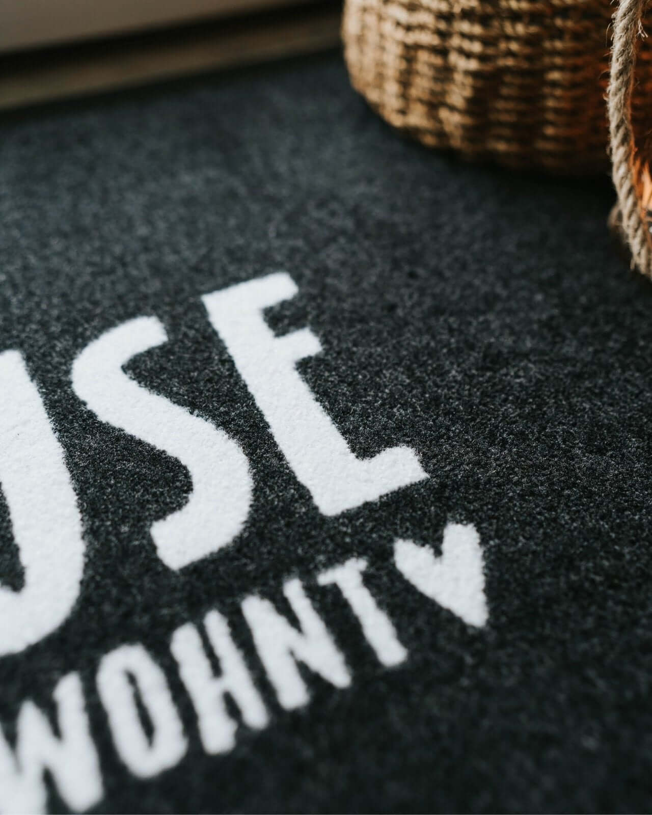 Fussmatte mit Spruch oder Motiv Zuhause in schwarz weiss