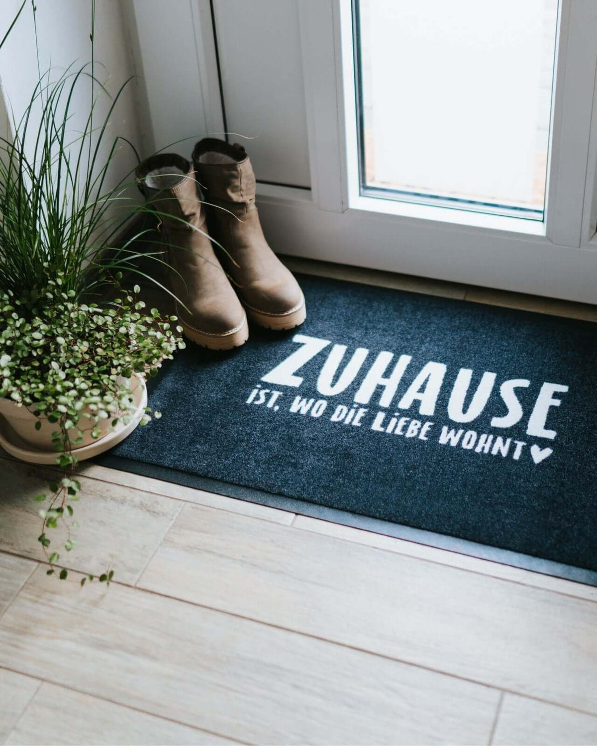 Fussmatte mit Spruch oder Motiv Zuhause in schwarz weiss